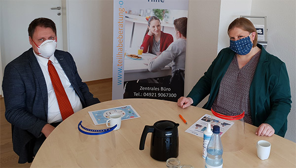 Christian Habl (Büroleiter) und Hilke Buhr in den Emder Räumlichkeiten