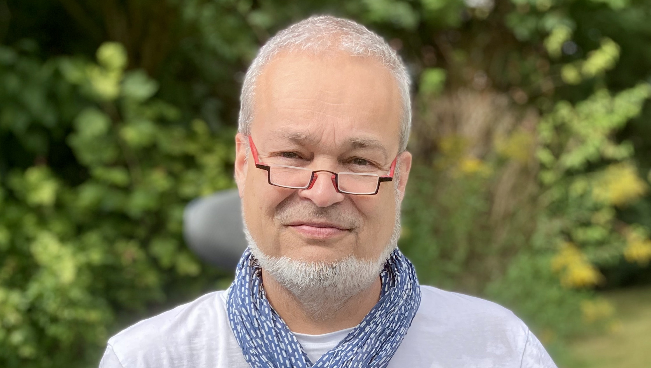 Christian Züchner mit dem Zuwendungsbescheid.