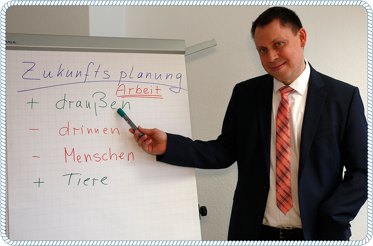 Christian Habl steht im Büro an einem Flipchart.